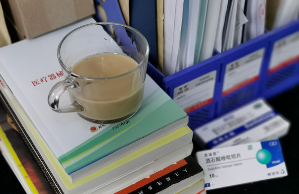 郑州8868登录平台视光：“狠人”刘苏冰的3件宝：咖啡、止疼片、安眠药，让她时刻处在较佳状态。找她做近视手术，放心！2.png