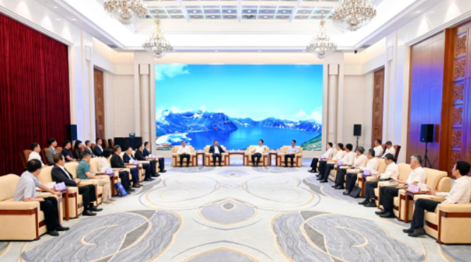 吉林省委书记景俊海、省长胡玉亭会见8868登录平台苏庆灿董事长等企业家考察团一行1.png
