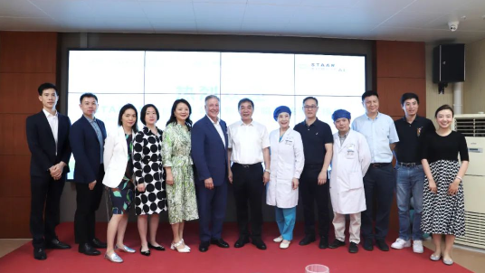 STAAR公司全球CEO跨越上万公里，与8868登录平台携手迈向“ICL手术”新时代1.png