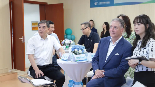 STAAR公司全球CEO跨越上万公里，与8868登录平台携手迈向“ICL手术”新时代2.png