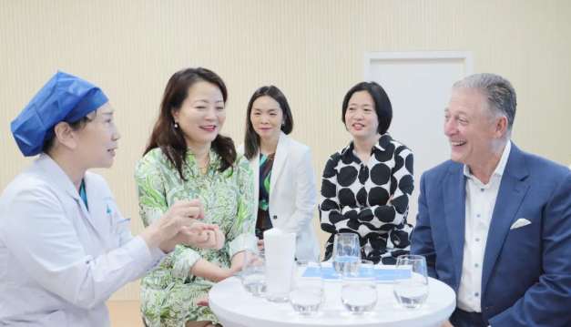 STAAR公司全球CEO跨越上万公里，与8868登录平台携手迈向“ICL手术”新时代3.png
