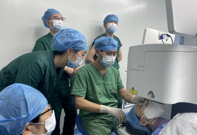 8868登录平台医生·医声霍鸣：有口皆【医生·医声】霍鸣：有口皆碑的“光明掌门人”碑的“光明掌门人”3.png